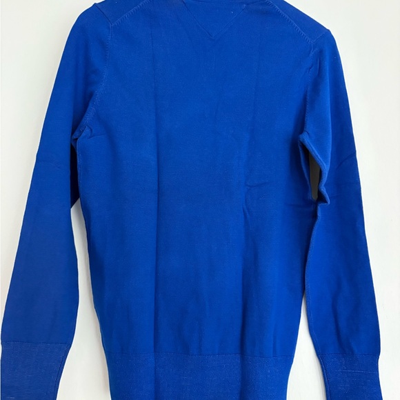 Tommy Hilfiger Women’s V-Neck Sweater in Lightweight Blue Pima Cotton - Picture 4 of 5